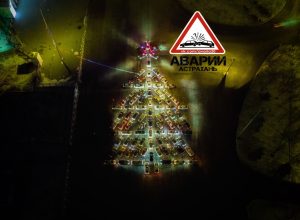1а 40 В Астрахани выстроили новогоднюю елку из автомобилей
