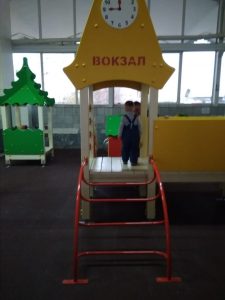 1а 46 Детская игровая площадка на железнодорожном вокзале Астрахани принимает первых посетителей