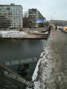 В Астрахани спасатели подняли со дна реки упавший автомобиль