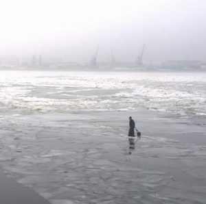 1 38 В Астрахани с неокрепшего льда спасли мужчину