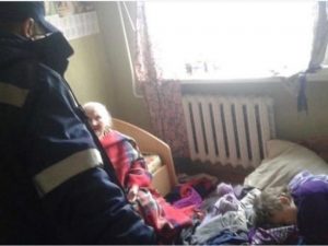 1 71 В Астрахани пьяная женщина закрыла бабушку на балконе в мороз