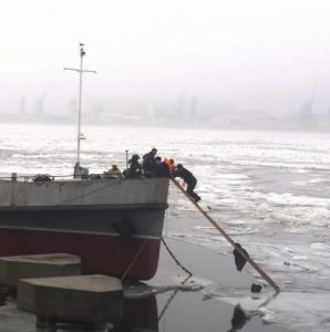 1а 13 В Астрахани с неокрепшего льда спасли мужчину