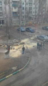 1а 4 В Астрахани упавшее дерево придавило несколько машин