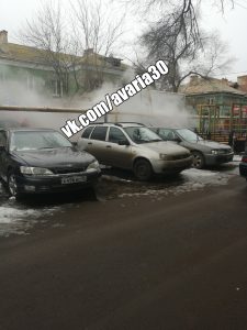 1 15 В Астрахани машины оказались в кипятке из-за прорыва трубы