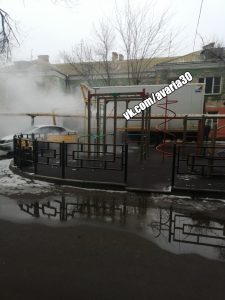 1а 2 В Астрахани машины оказались в кипятке из-за прорыва трубы