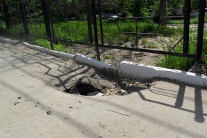 1в В Астраханской области полиция фиксирует ямы на дорогах