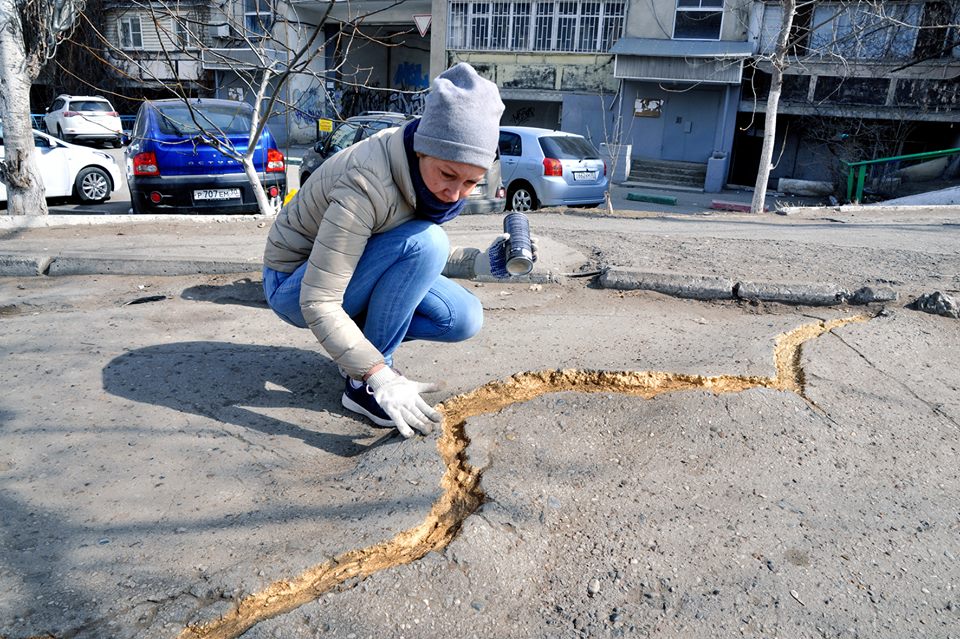 bSCHBGqoMXA В Астрахани позолотили трещины в асфальте