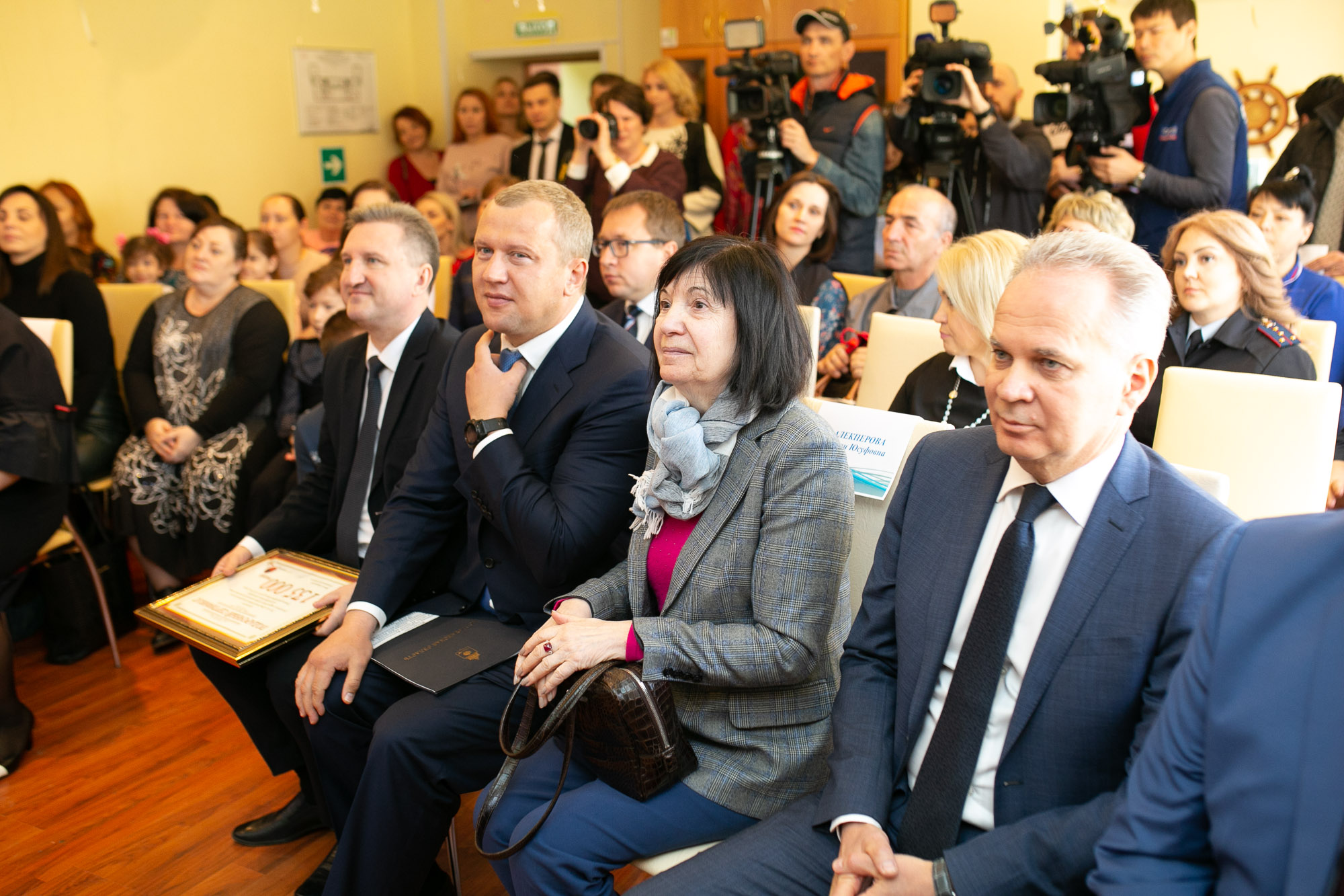 NEL 0902 В Астрахани побывала Президент Благотворительного Фонда «ЛУКОЙЛ» Нелли Алекперова