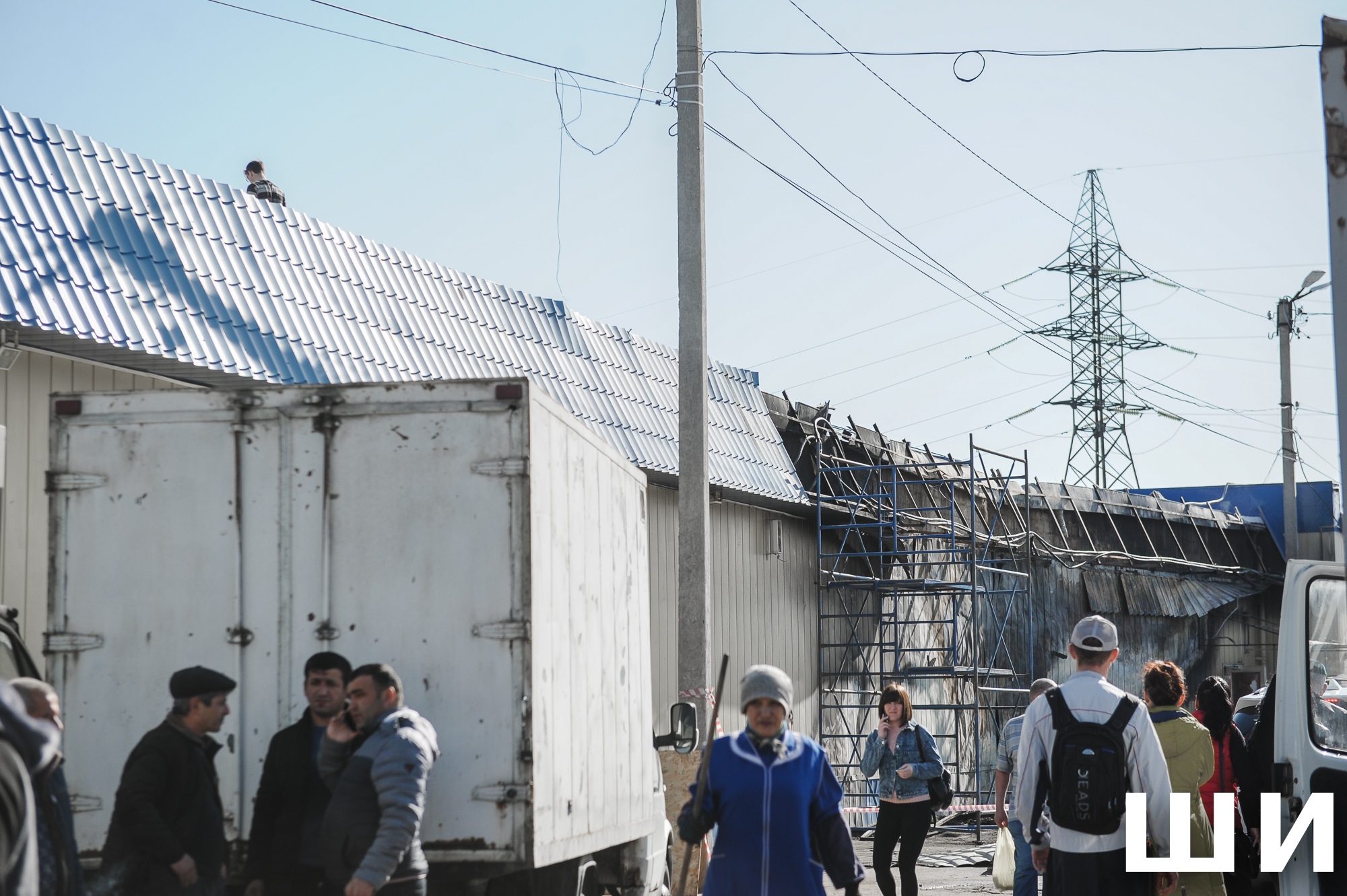 hYubpURgCvg Рынок «Маяк» в Астрахани: жизнь после пожара