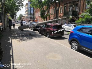 1а 30 В Астрахани два упавших столба раздавили машины