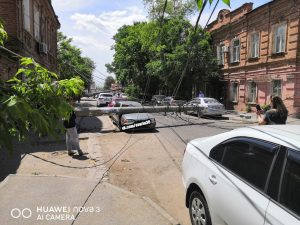 1аа 11 В Астрахани два упавших столба раздавили машины