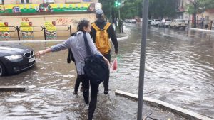 1аа 16 Ливень прошел в Астрахани: фото затопленных улиц
