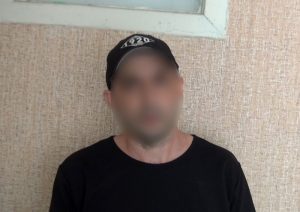 1аа 7 В Астрахани полицейские пресекли продажу значков с нацистской символикой