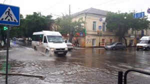 1ааа 9 Ливень прошел в Астрахани: фото затопленных улиц
