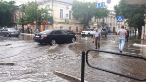 1в 1 Ливень прошел в Астрахани: фото затопленных улиц