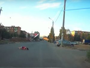 1 27 В Астрахани девушка переходила дорогу и уснула на асфальте
