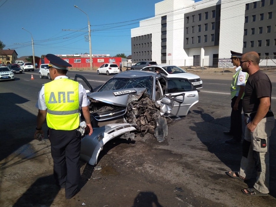 ДТП В Астрахани сегодня на аэропортском шоссе. Машина разбилась всмятку. Что случилось в Астрахани сегодня. Что случилось сегодня в астрахани