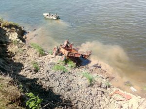 1 42 Есть погибший: пьяный астраханец на тракторе сорвался с обрыва в реку