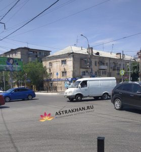 1 7 В Астрахани продолжают падать троллейбусные провода