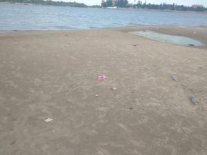 1 36 Астраханцы в ужасе от найденной на пляже бирки из морга
