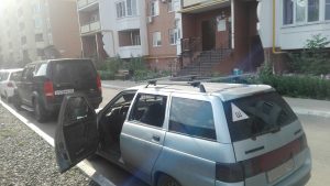 1 96 В Астрахани неизвестный разбил окно и украл вещи из машины