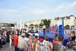 1ааааа В Астрахани боксеры устроили бой на глазах у сотен горожан