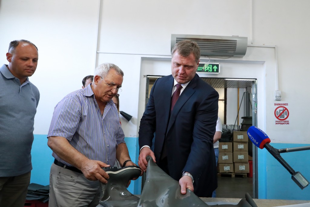 a60i3901 2 Глава Астраханской области Игорь Бабушкин посетил завод резиновой обуви «Сардоникс»