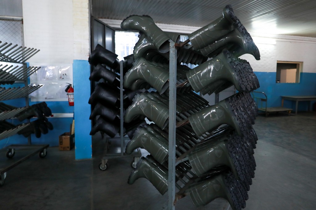 a60i3910 Глава Астраханской области Игорь Бабушкин посетил завод резиновой обуви «Сардоникс»