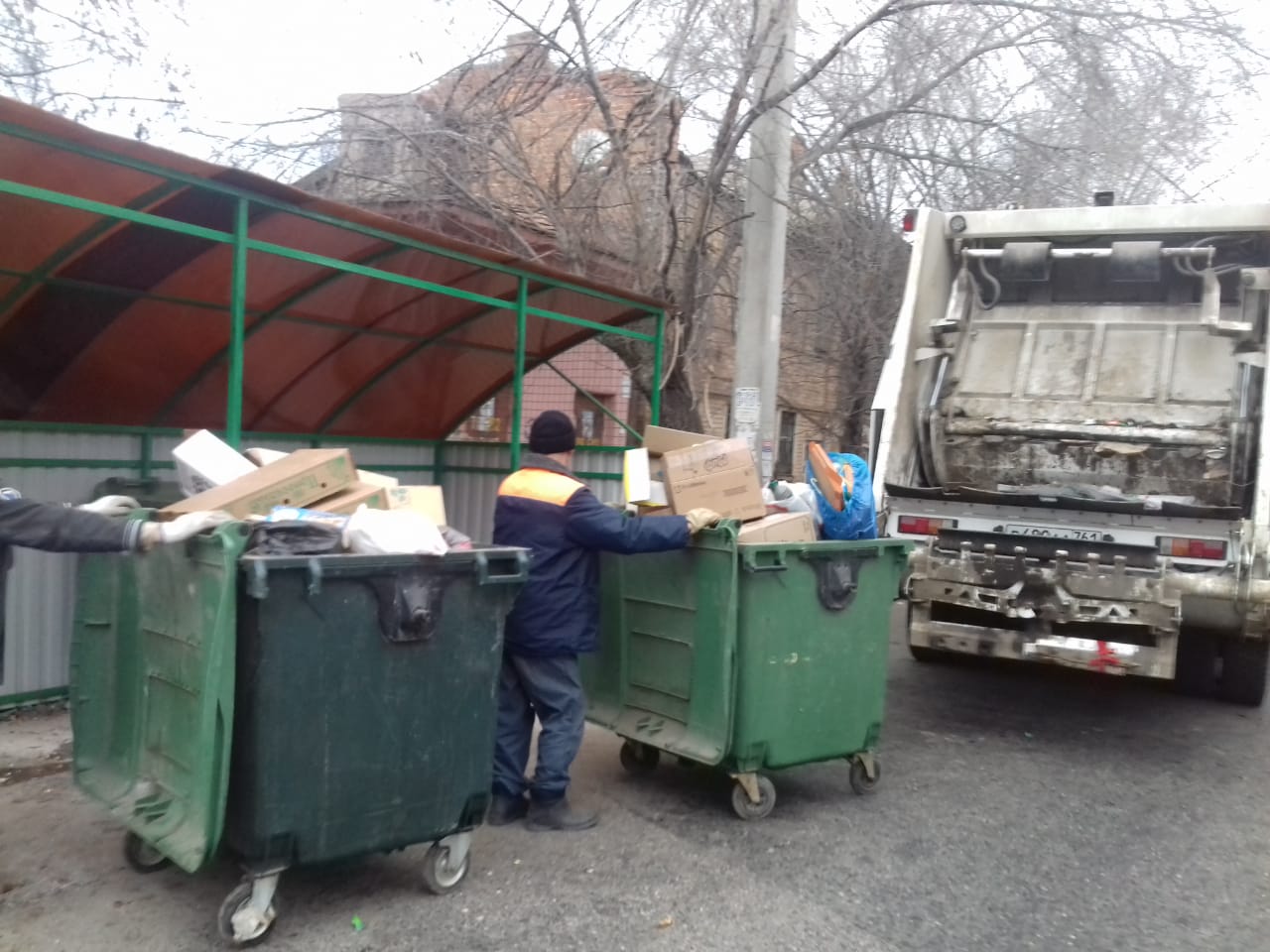 16 В Астраханской области «ЭкоЦентр» собрал за праздничные дни около 80 тысяч кубометров отходов