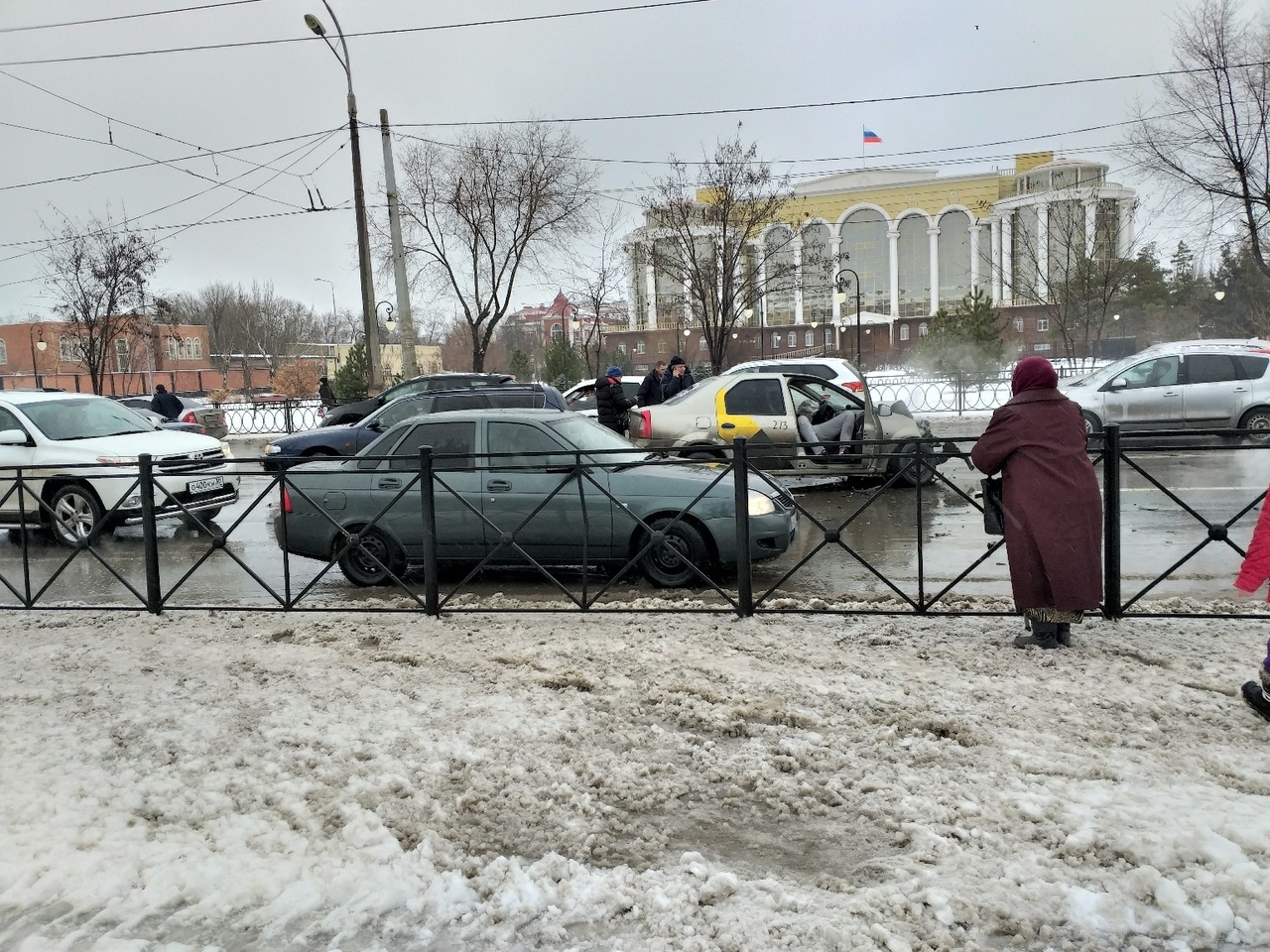 Новости астрахани последние свежие события. Авария на площади Ленина Астрахань. Остановка площадь Ленина Астрахань. Сегодняшняя новость ДТП на площади Ленина. Аварии Астрахань вчера у Кремля.