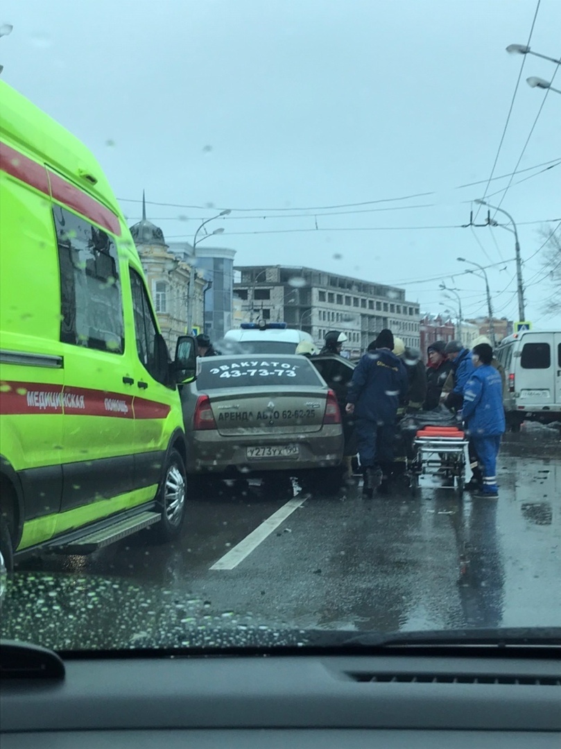 Mky4cA0nRsk В Астрахани произошло ДТП с участием такси и маршрутки