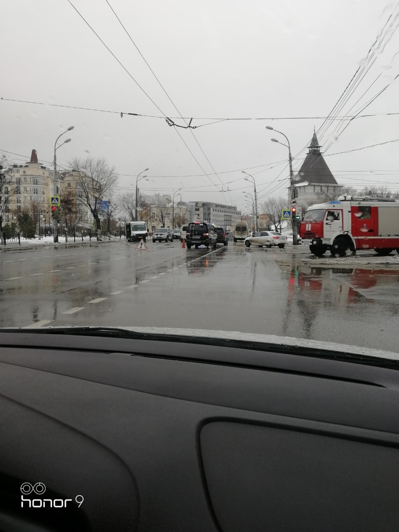Nz3MNXpXEMs В Астрахани произошло ДТП с участием такси и маршрутки