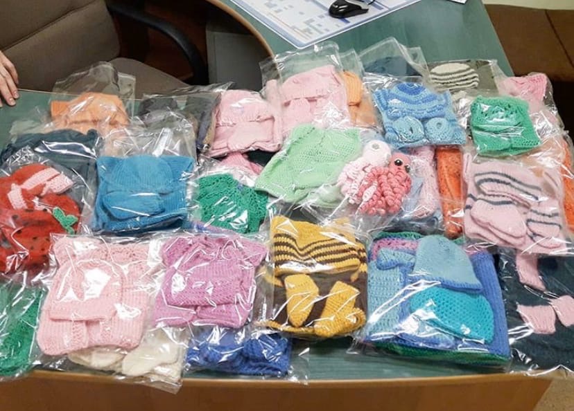 ja6MpcM8oLU Астраханки вяжут одежду для новорожденных весом от 500 граммов, спасая им жизнь
