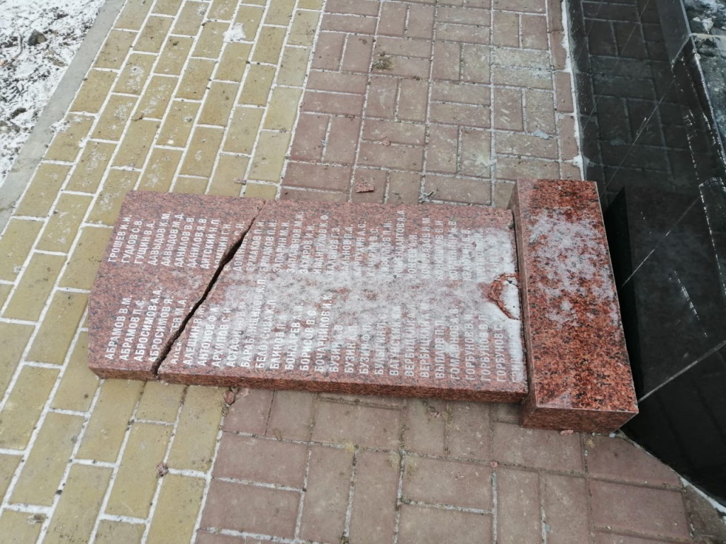 photo5332333453288516823 В Астрахани вандалы разбили памятник героям ВОВ