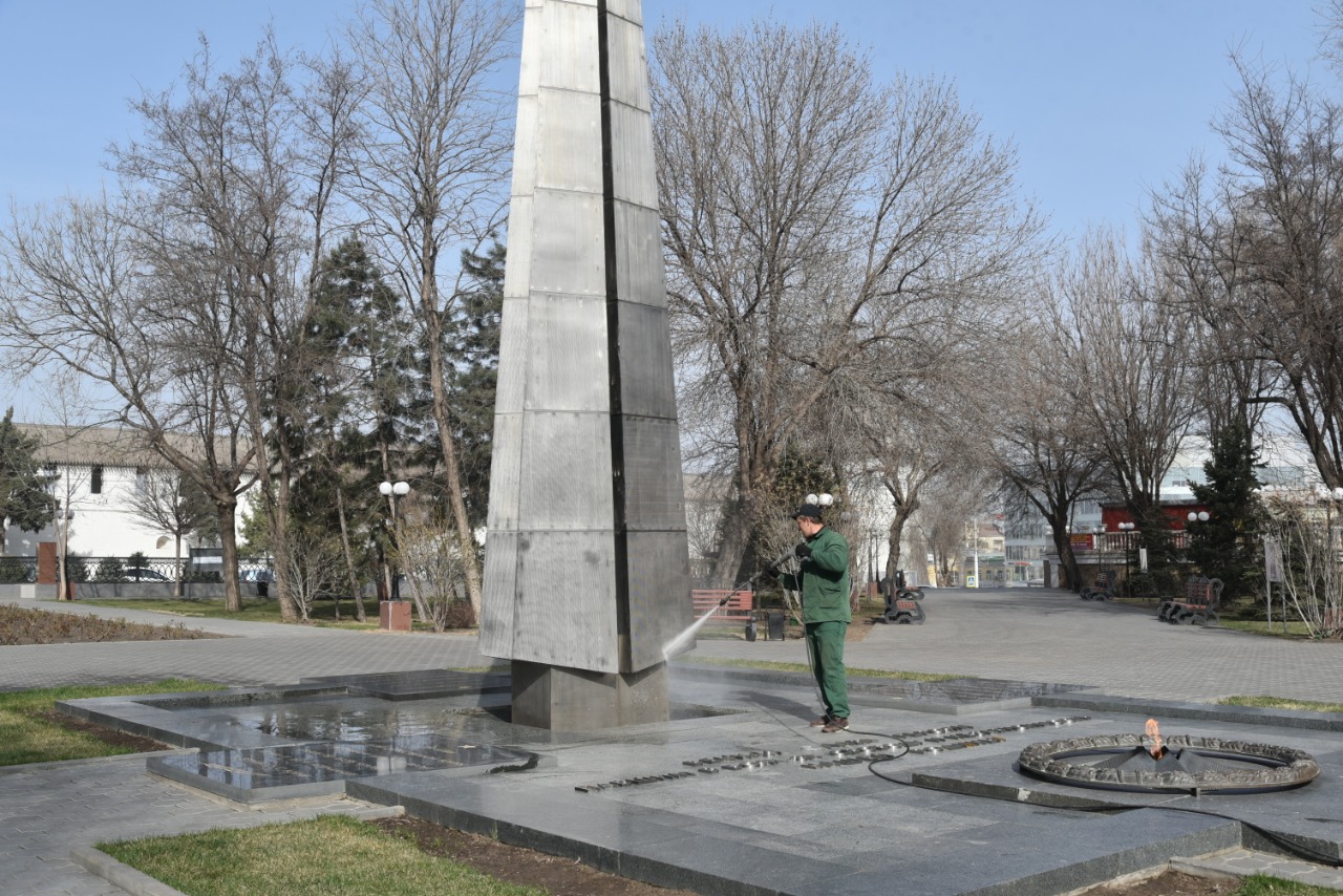 В Астрахани весеннюю уборку начали с Братского садика | 24.03.2020 |  Астрахань - БезФормата