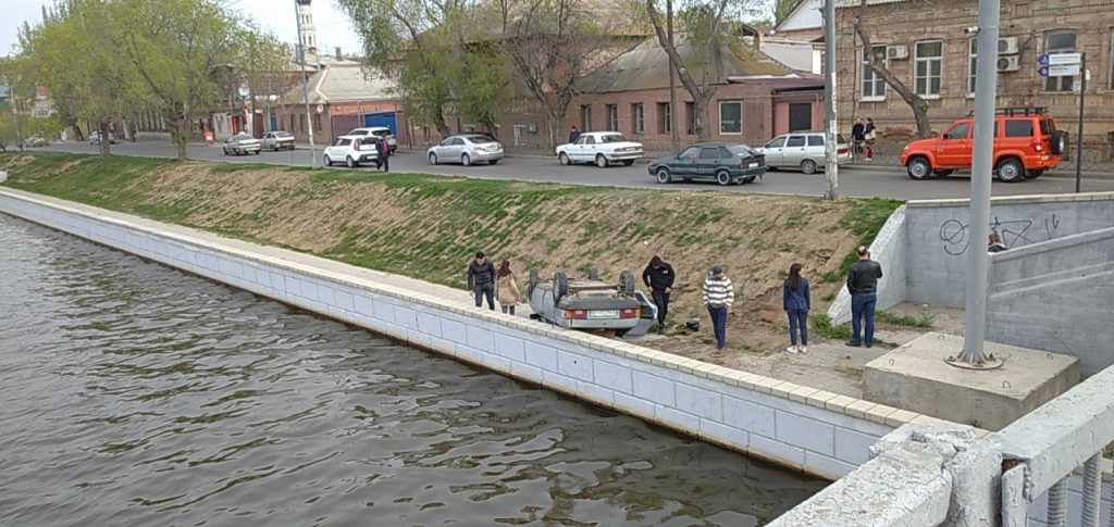 EsDzvJ7W6yg В Астрахани автомобиль едва не упал в реку