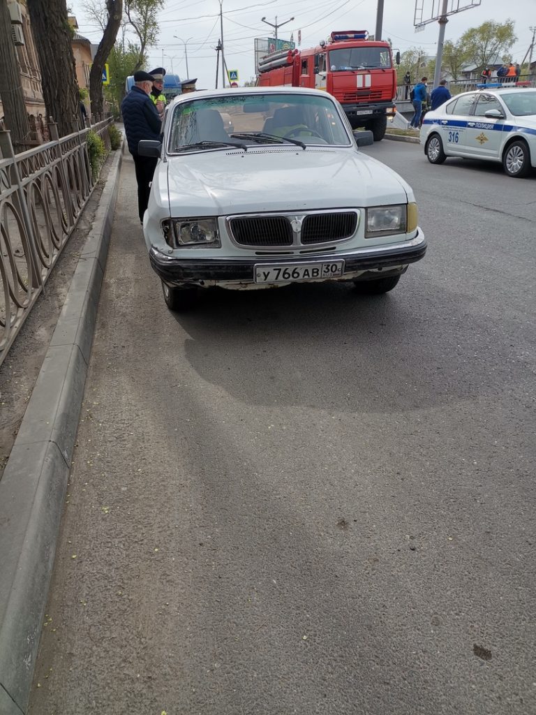lj3fK6mN3Fg В Астрахани автомобиль едва не упал в реку