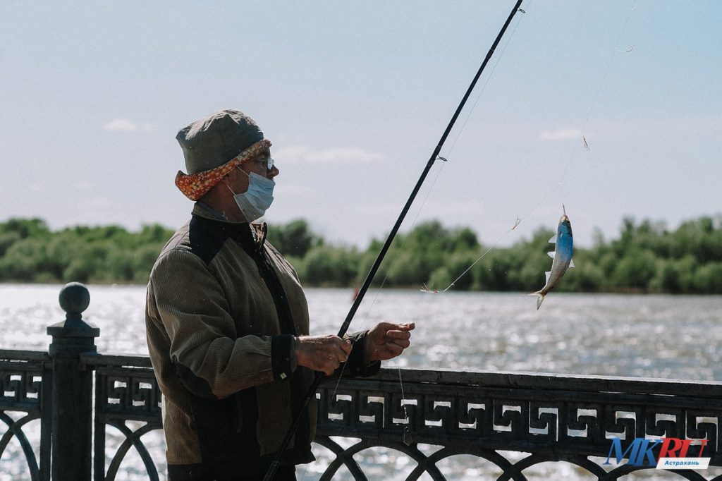 Улов рыбака астрахань интернет отзывы. Рыбаки на набережной Астрахани. Улов рыбака Астрахань. Набережная Орел рыбаки. Астрахань рыбалка на набережной в сентябре.