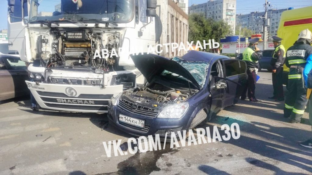 1 В Астрахани при столкновении грузовика и легковушки пострадали ребенок и двое взрослых