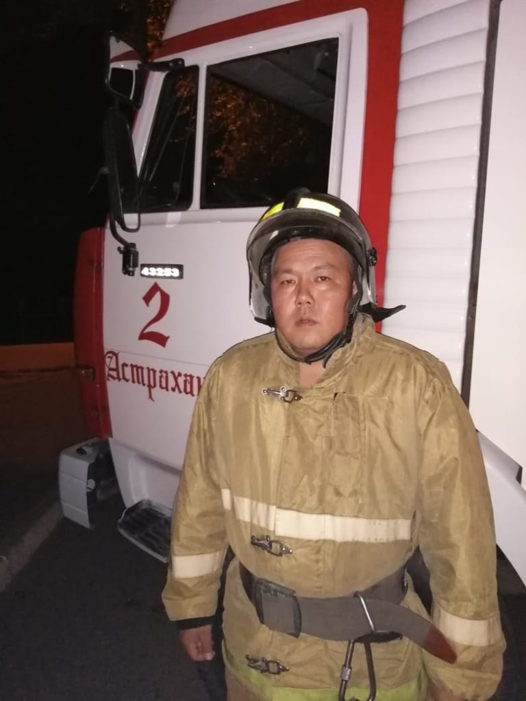 Ночью в Астрахани спасали тонущего в реке парня
