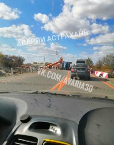 упал В Астраханской области на дорогу рухнул стреловый автокран