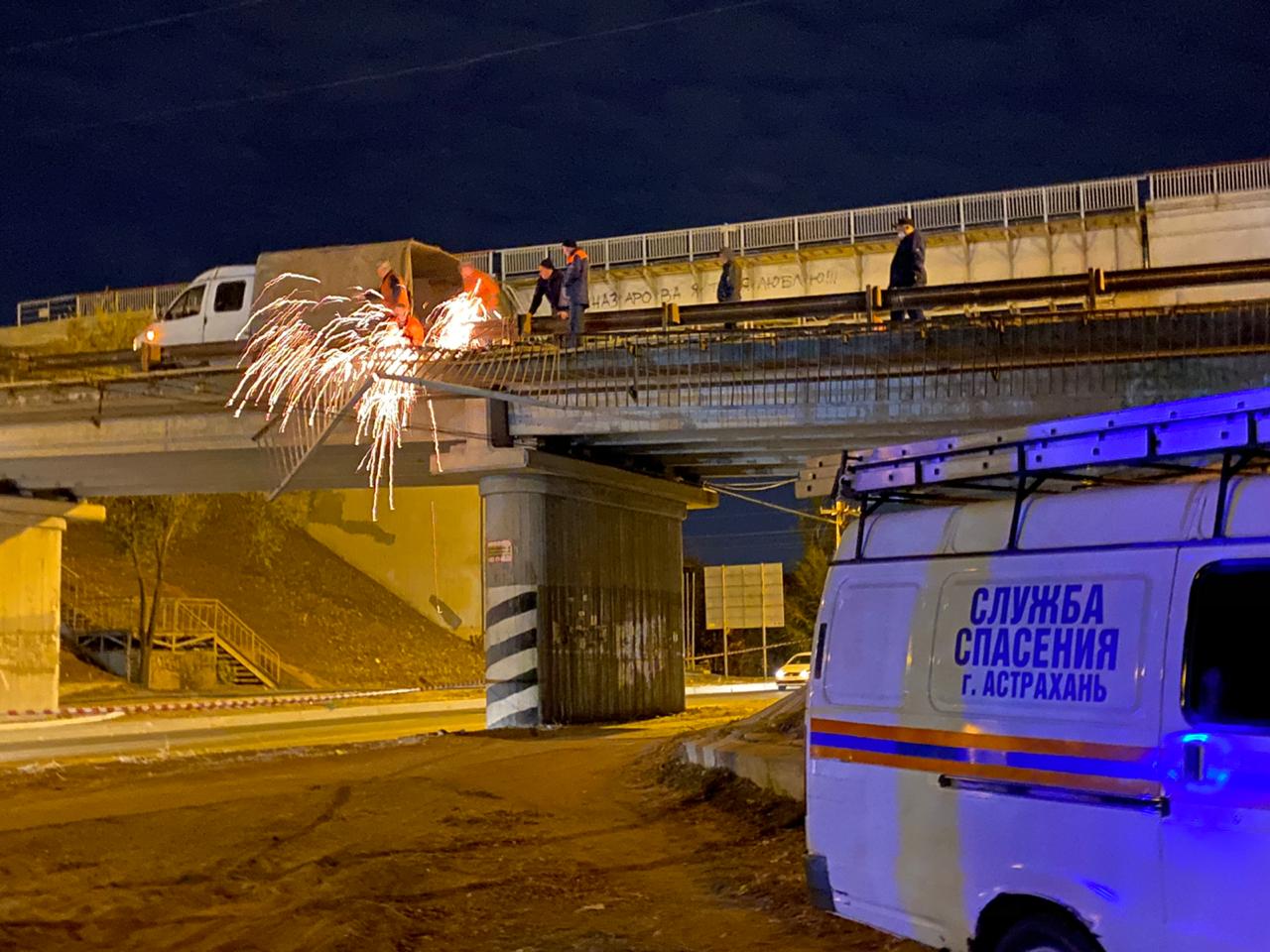 моста адмгорода В Астрахани ограждение Старого моста рухнуло на проезжающее такси