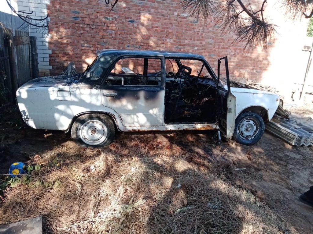 машина 2 Под Астраханью в горящей машине пострадал двухлетний ребенок