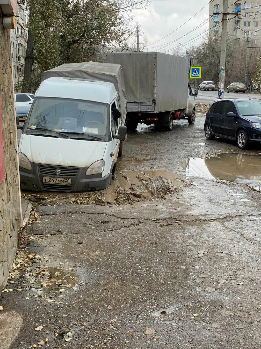 Газель провалилась под асфальт