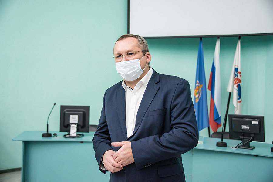 DAD 5027 В Астрахани врачам вручили теплые куртки и жилеты