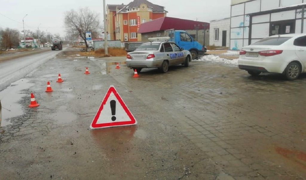 Под Астраханью жительница Калмыкии попала под колеса машины ЧОП