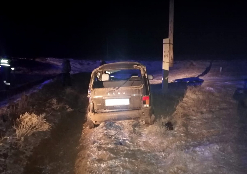 водитель 2 Под Астраханью в перевернувшемся автомобиле пострадали три ребенка