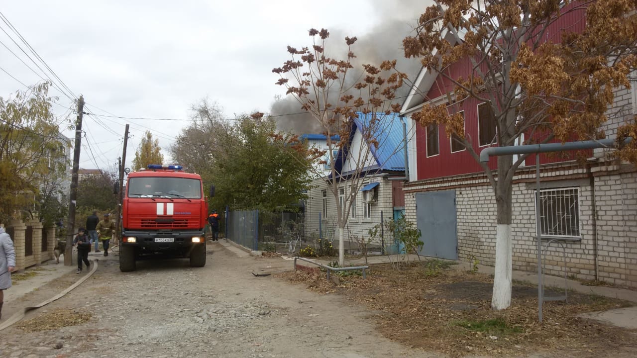 1 Огнеборцы почти три часа боролись с крупным пожаром в Ленинском районе Астрахани
