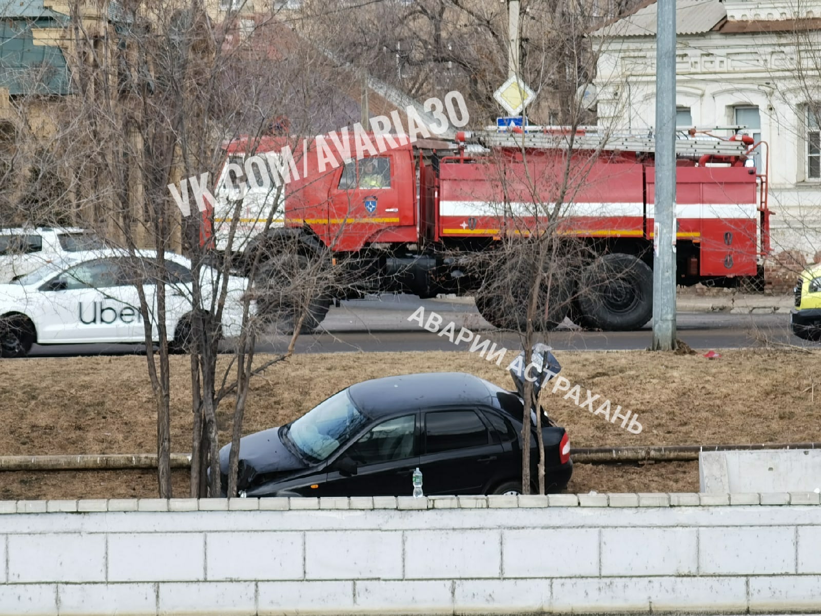 В Астрахани автомобиль чуть не вылетел в канал