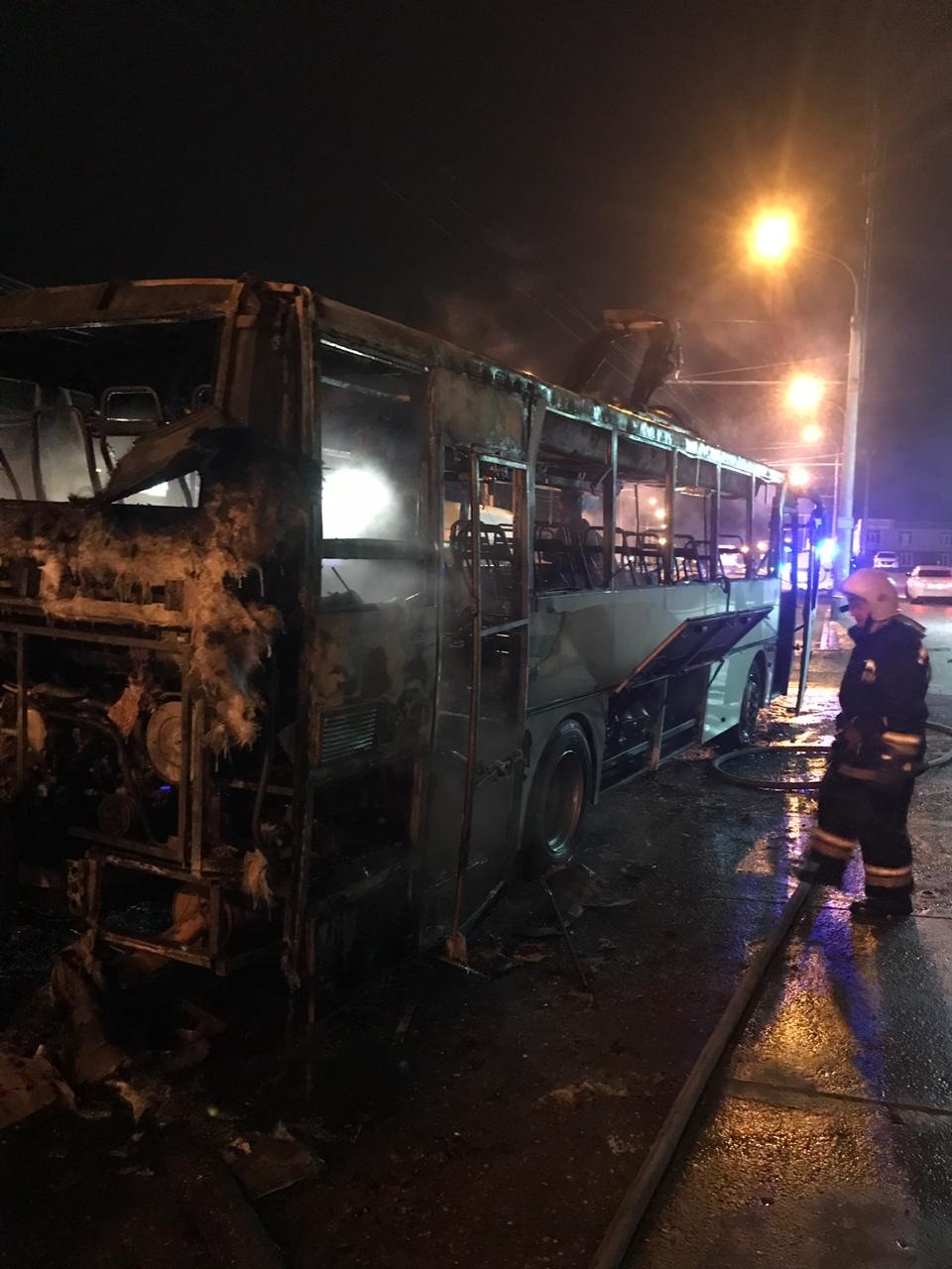 В Астрахани рано утром на трассе сгорел автобус | 22.12.2020 | Астрахань -  БезФормата